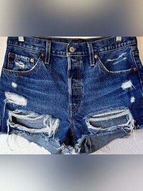 Levi’s 501 Distressed Denim Shorts Button Fly Raw Hem Medium Wash W28